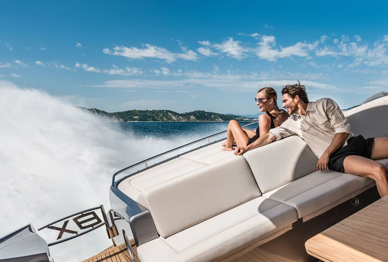 Catamaran flybridge with helm station
