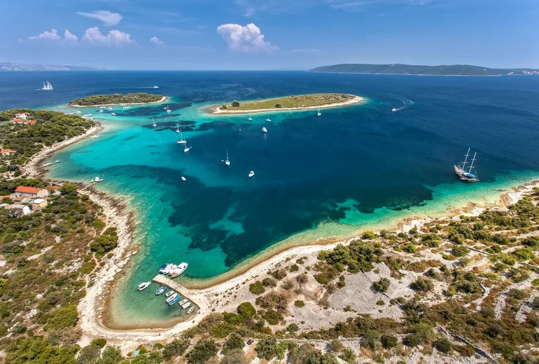 Krknjasi bay near Drvenik Veli with sailboats